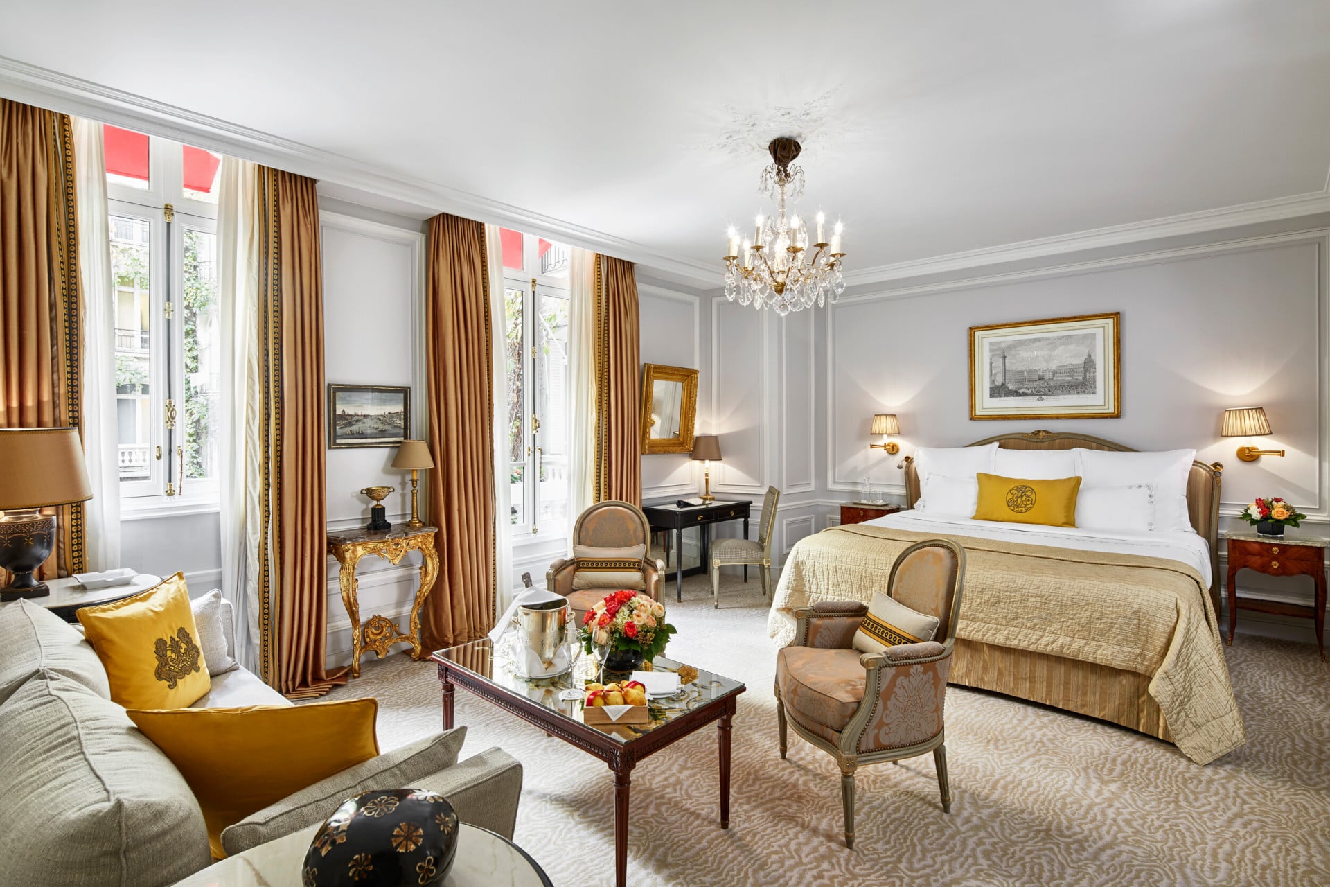 Vue d'ensemble de la suite junior à l'hotel plaza athenee