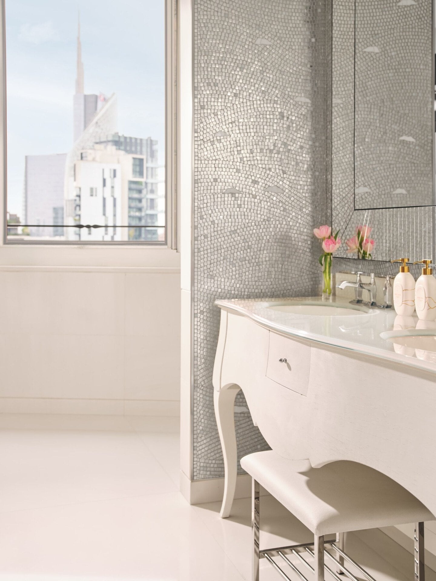 bagno bianco di una camera Premium con vista sui grattacieli di Porta Nuova