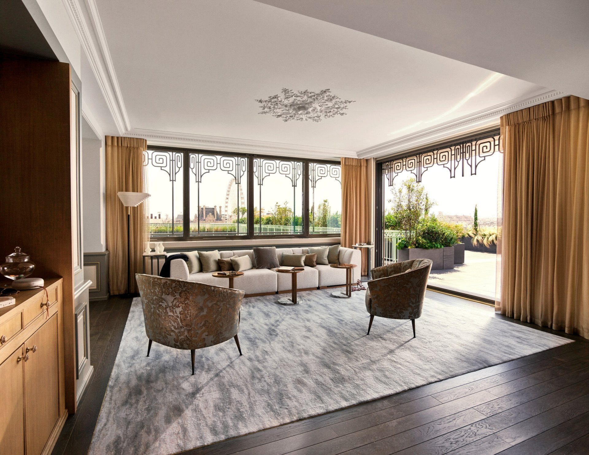 Salon avec vue sur la terrasse de la suite Belle Etoile du Meurice, Paris.