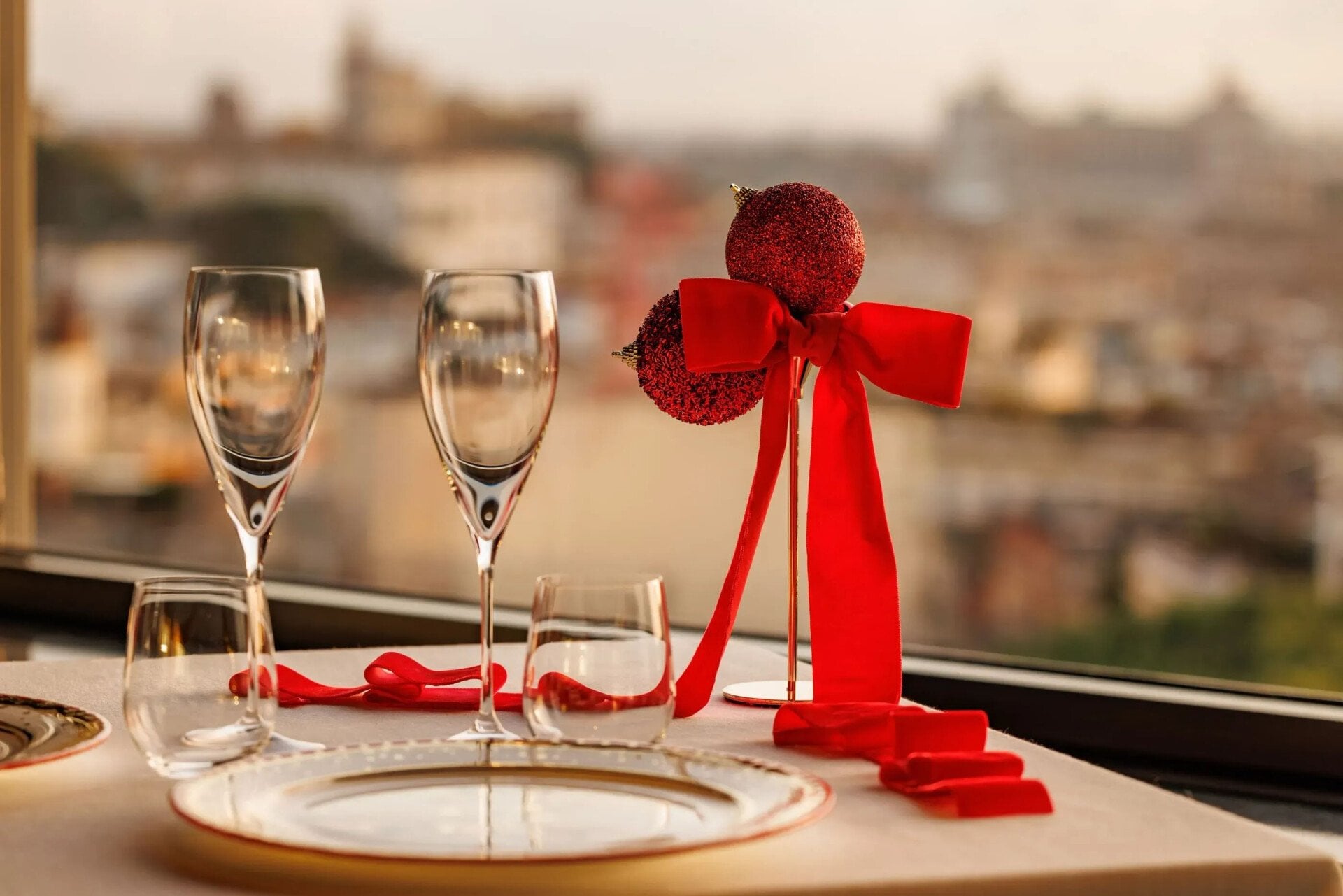 Decorazioni natalizie rosse su di un tavolo a La Terrazza