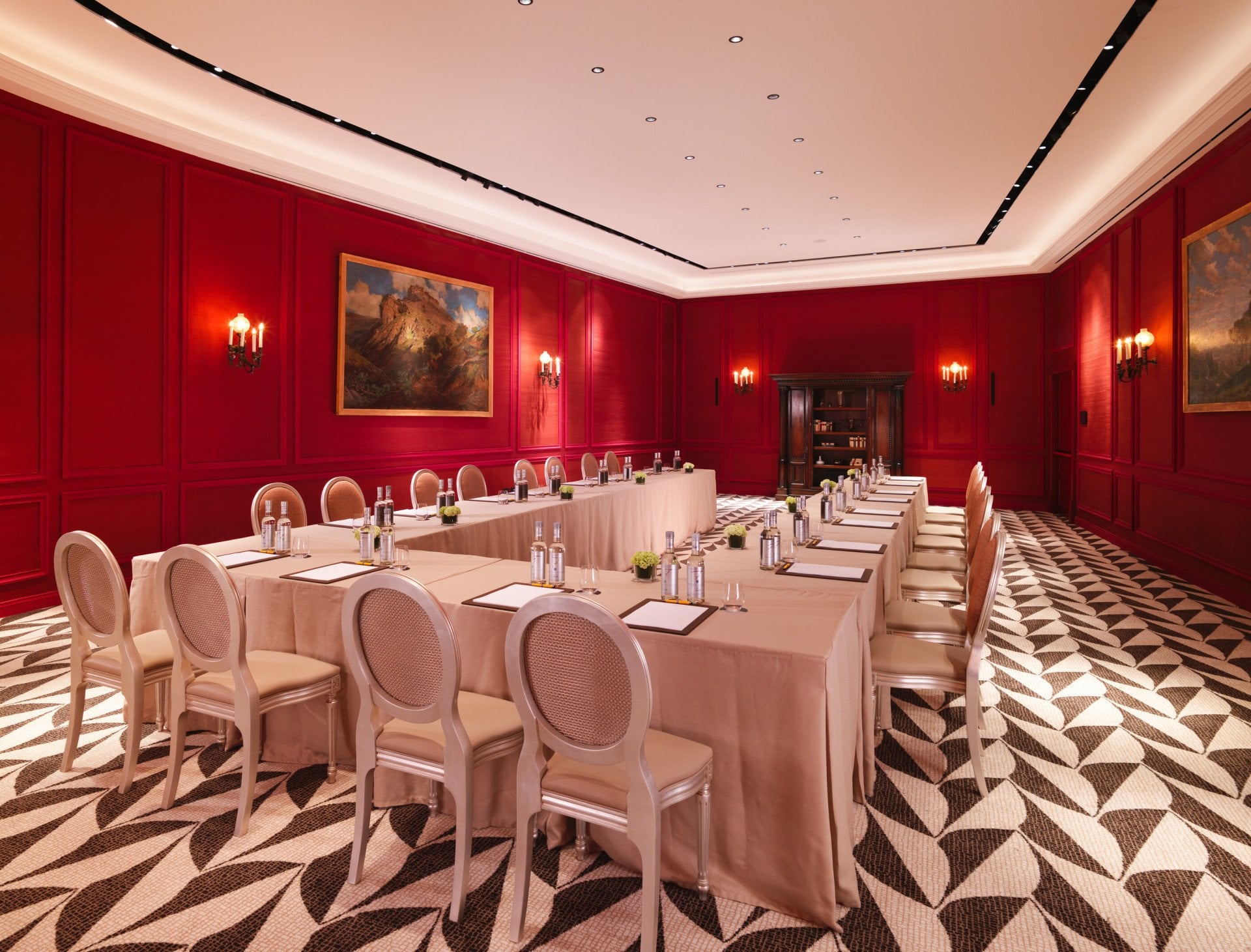 Sala Borghese allestita con tavolo a ferro di cavallo