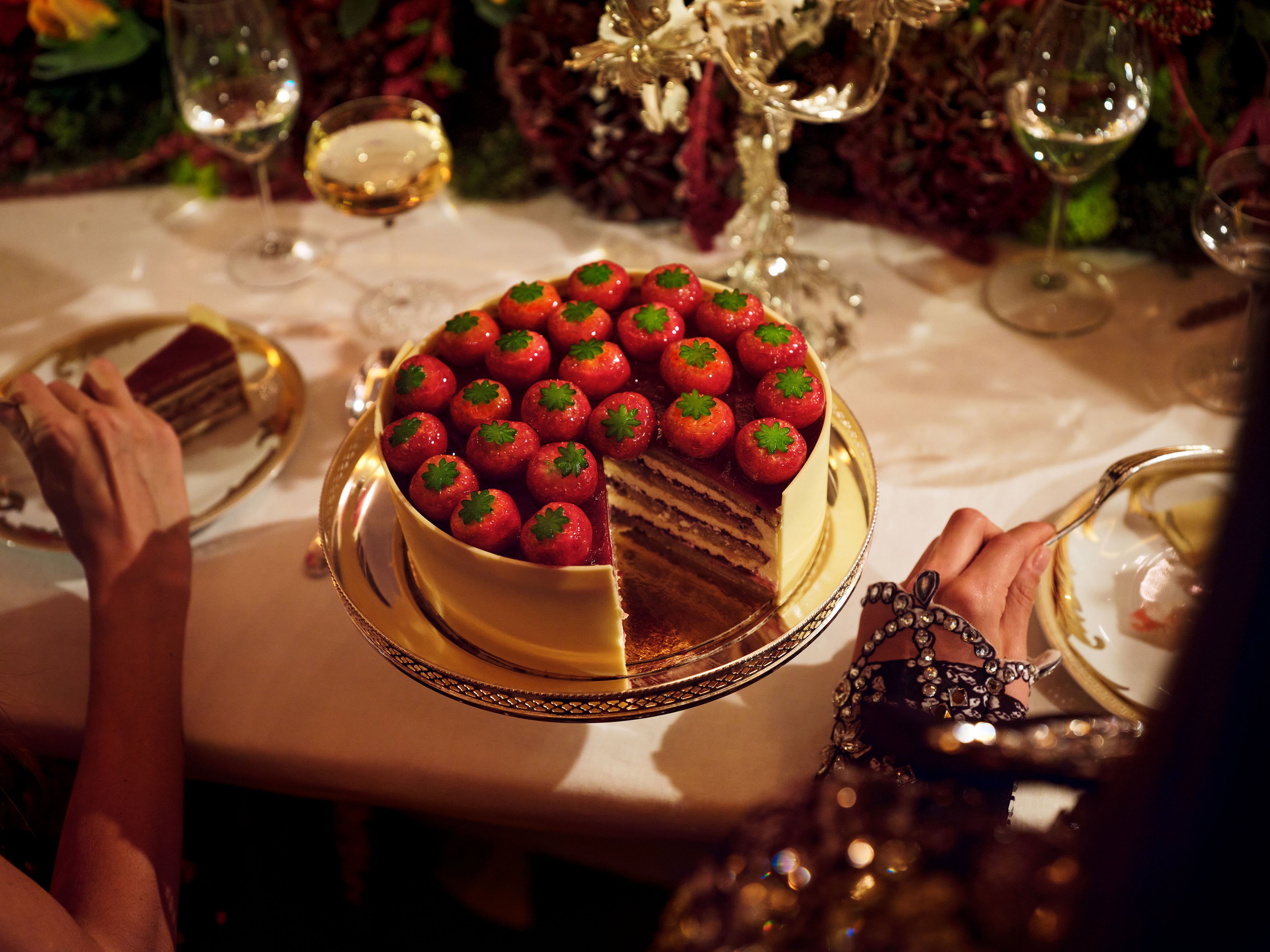 Photo d'un gateau au fraises lors d'un evenement au salon haute couture a l'hotel plaza athenee