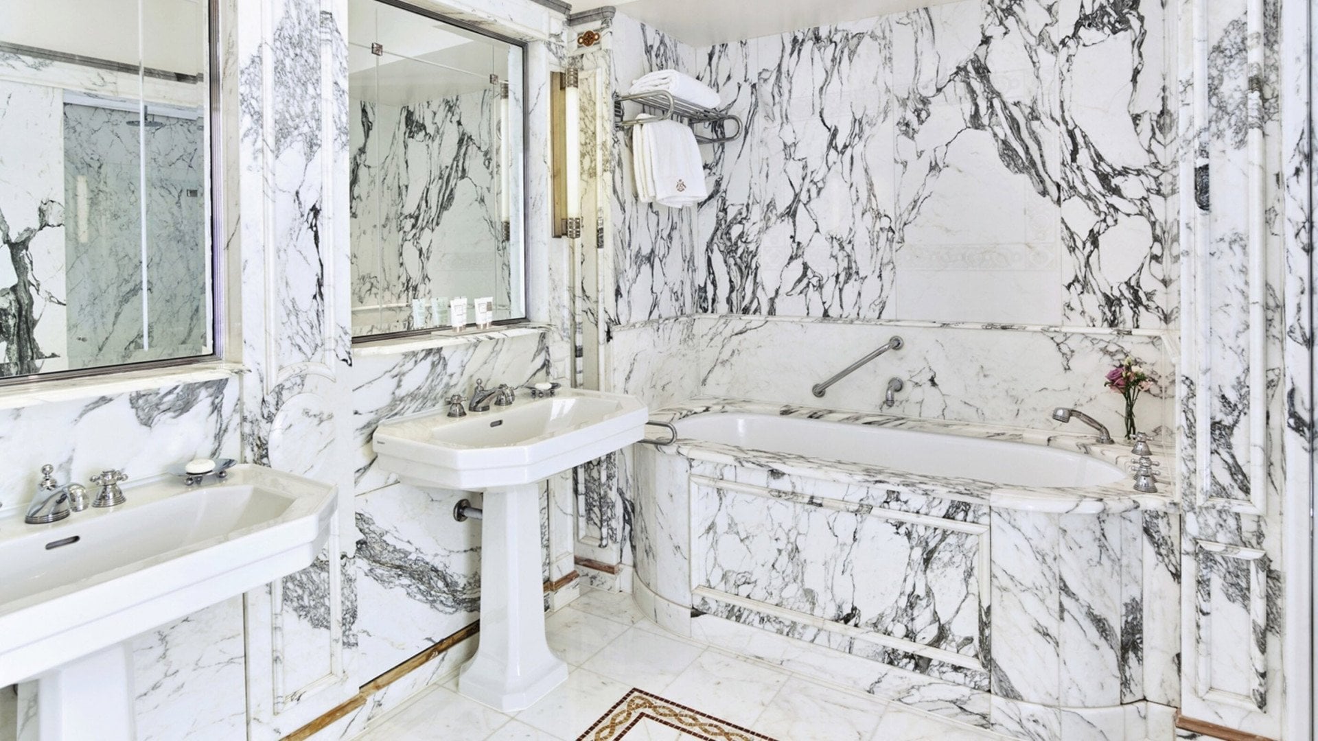 Photo de la salle de bain de la Suite Supérieure au Meurice