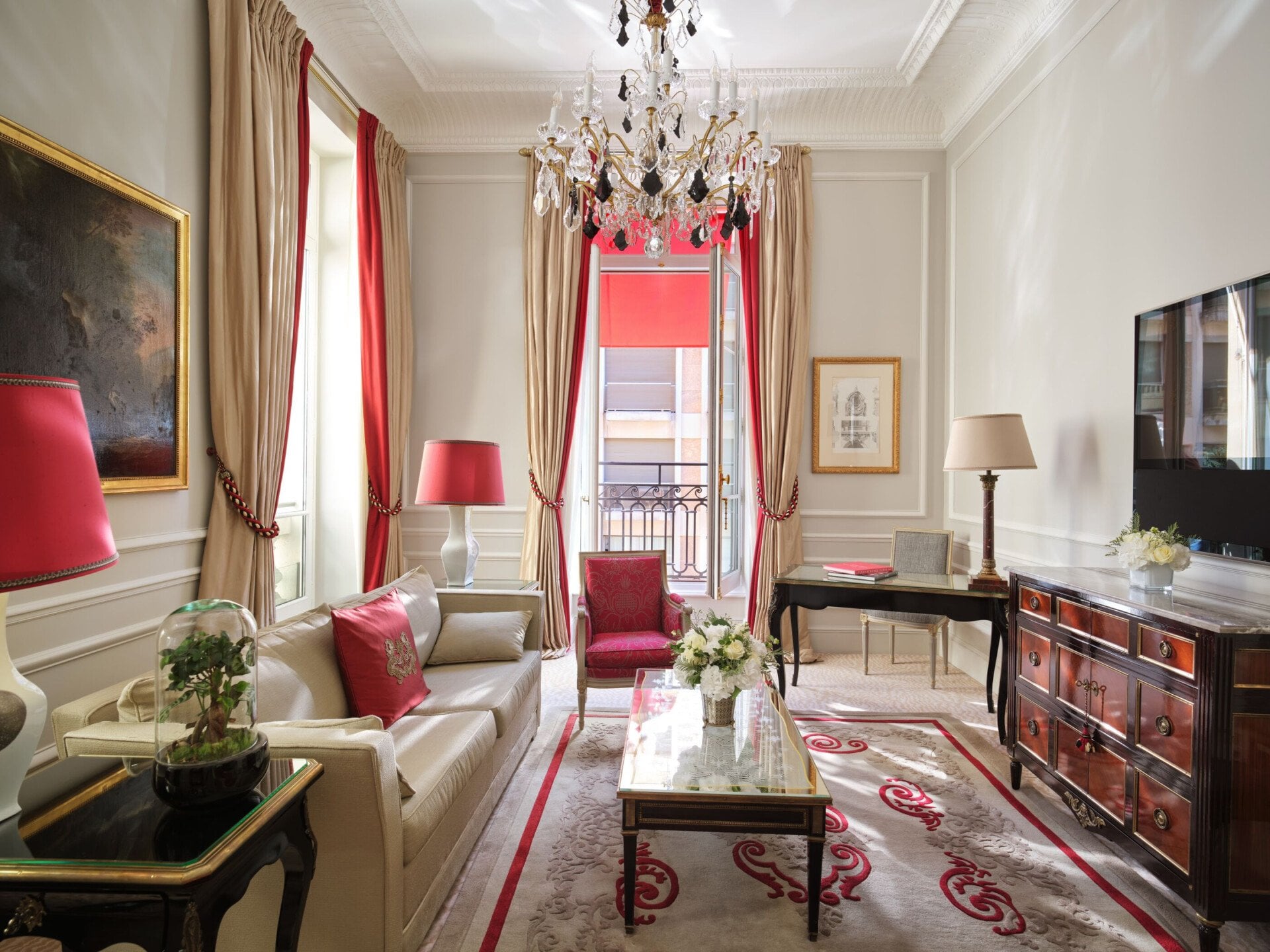 Este é o sofá da sala de estar da Suite Superior #218 do Plaza Athénée.