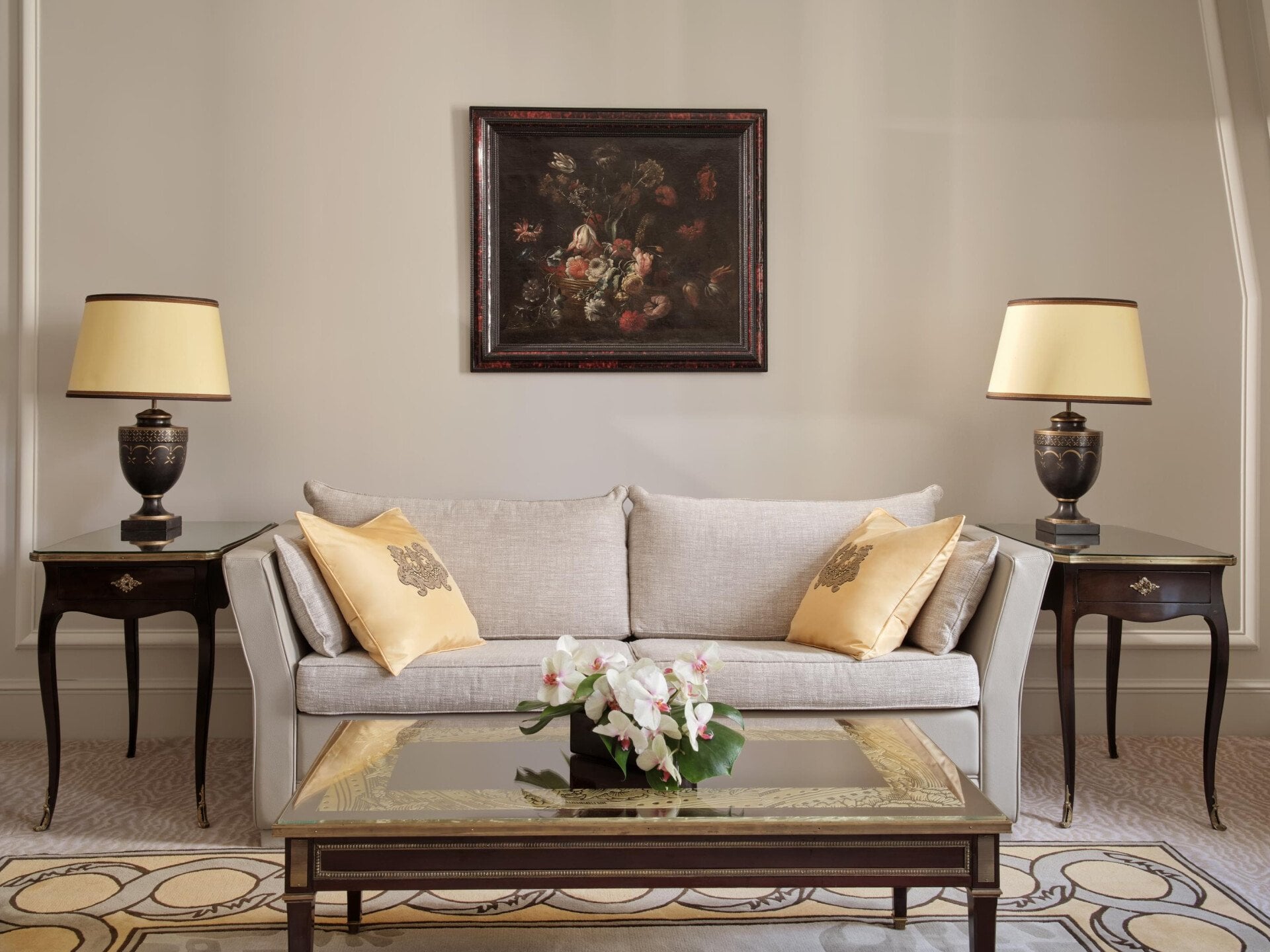 Este é o sofá da suíte de luxo no318 no Plaza Athenee. 