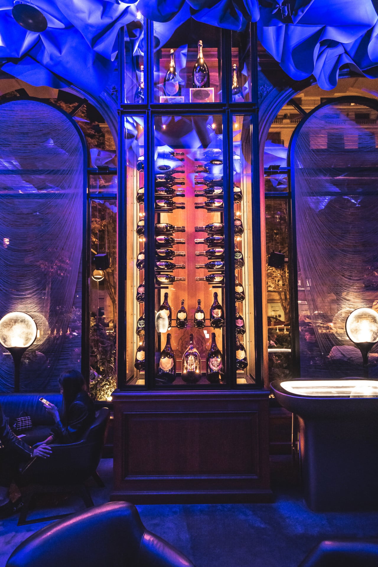 A única adega Dom Pérignon do Bar iluminada e o teto drapeado, no hotel Plaza Athénée, Paris