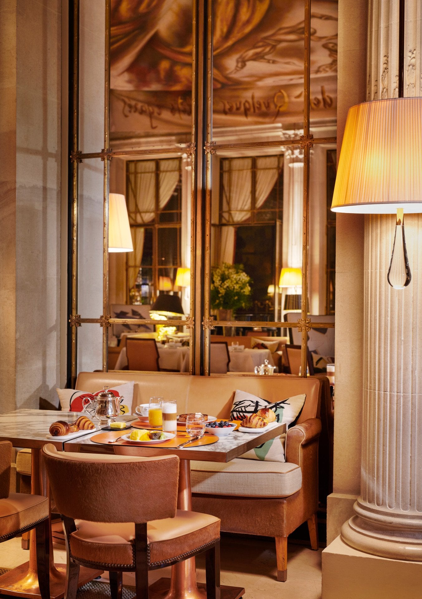 Grande vista da mesa de café da manhã no Restaurante Le Dali em Le Meurice, Paris - Dorchester Collection
