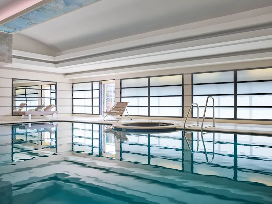 Vista diurna della piscina del Club 10 con la luce naturale che si riflette sull'acqua