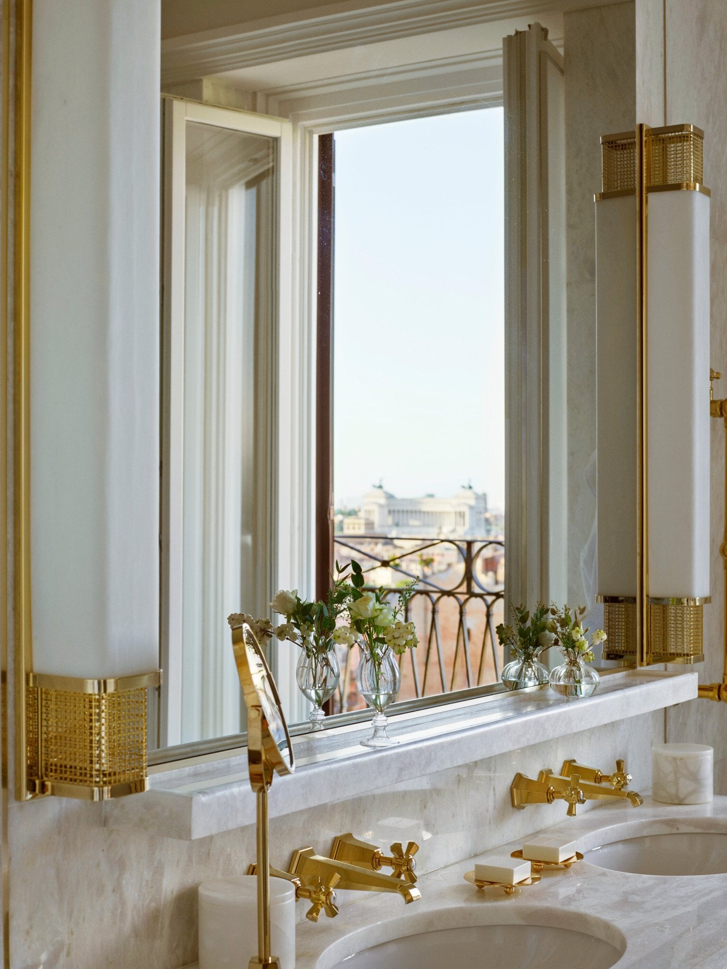 Dettaglio del bagno della Suite Presidenziale Villa medici con l'Altare della patria che si riflette dalla finestra aperta nello specchio sopra i lavabi