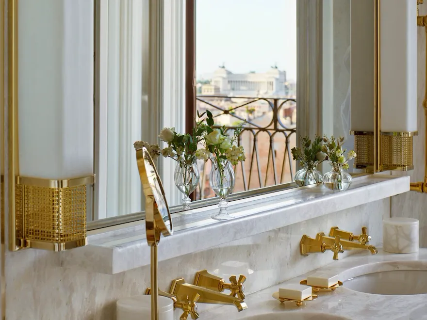 Dettaglio del bagno della Suite Presidenziale Villa medici con l'Altare della patria che si riflette dalla finestra aperta nello specchio sopra i lavabi